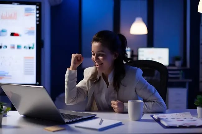 Mujer celebrando éxito con datos de Search Console de Google