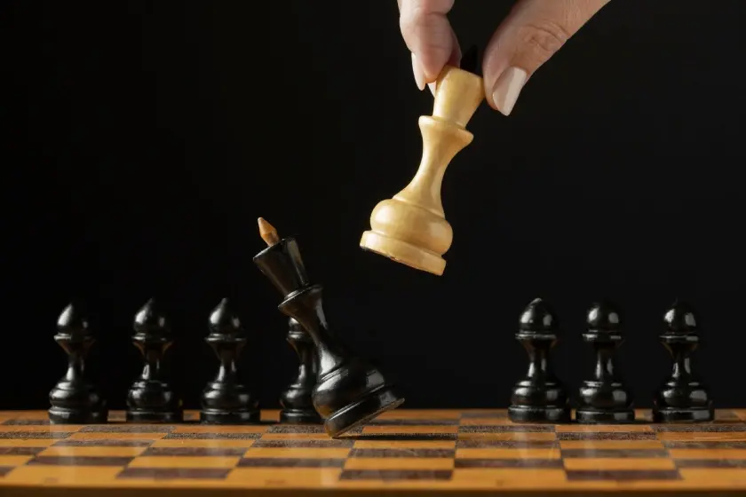 Estrategias de marketing exitosas representadas por una mano moviendo una pieza de ajedrez en un tablero
